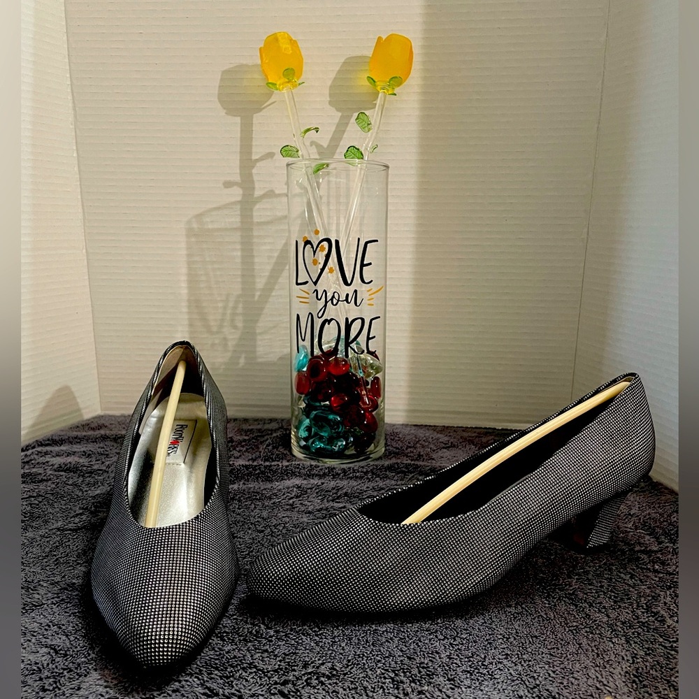 Footworks women’s gray pumps, heel size 2”, shoe size 9.5in like new condition.